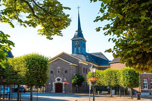 Het dorpsplein van Stevensweert met groene bomen
