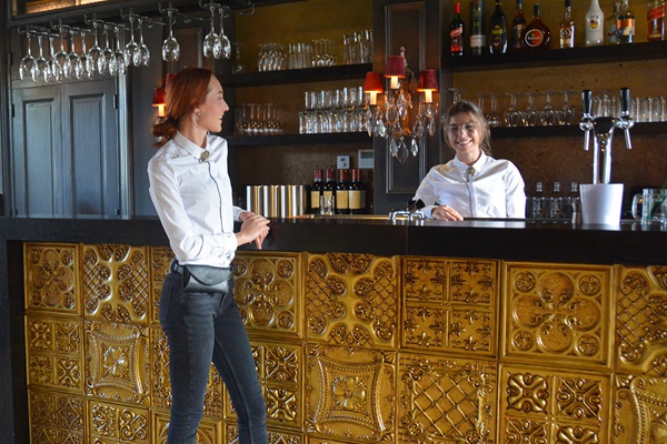 Kellner wartet auf die Bestellung des Barkeepers im 't Zusje in Weert