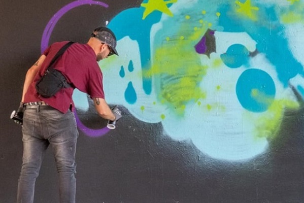 Grafitti-Künstler übt auf einem freien Platz an der Ruhmeshalle in Weert